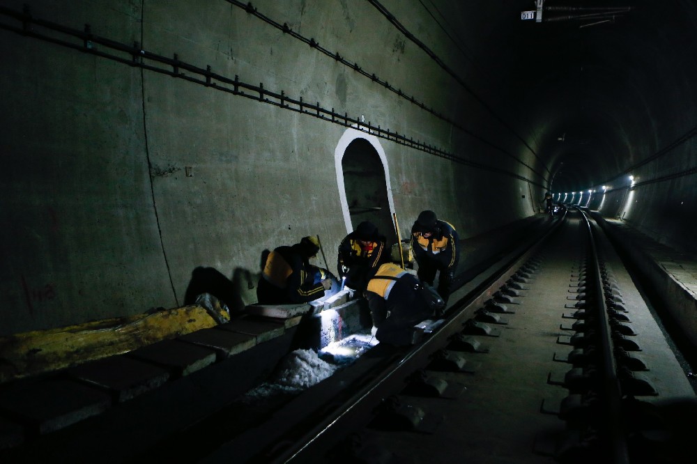 尼玛铁路运营隧道病害现状